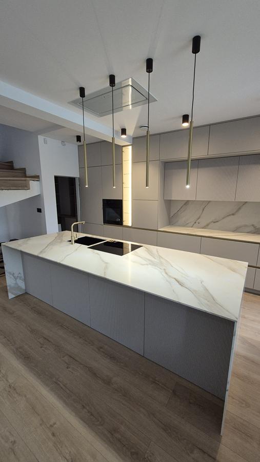 Spieki Kwarcowe By Stone 10 Spieki kwarcowe – nowoczesne blaty kuchenne, które łączą design, trwałość i funkcjonalność Spieki Kwarcowe By Stone 10 Spieki kwarcowe – nowoczesne blaty kuchenne, które łączą design, trwałość i funkcjonalność