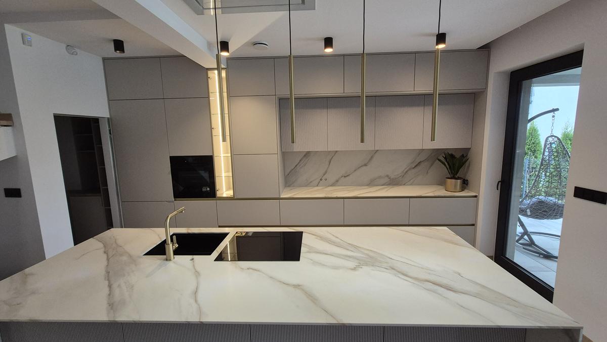 Spieki Kwarcowe By Stone 11 Spieki kwarcowe – nowoczesne blaty kuchenne, które łączą design, trwałość i funkcjonalność Spieki Kwarcowe By Stone 11 Spieki kwarcowe – nowoczesne blaty kuchenne, które łączą design, trwałość i funkcjonalność