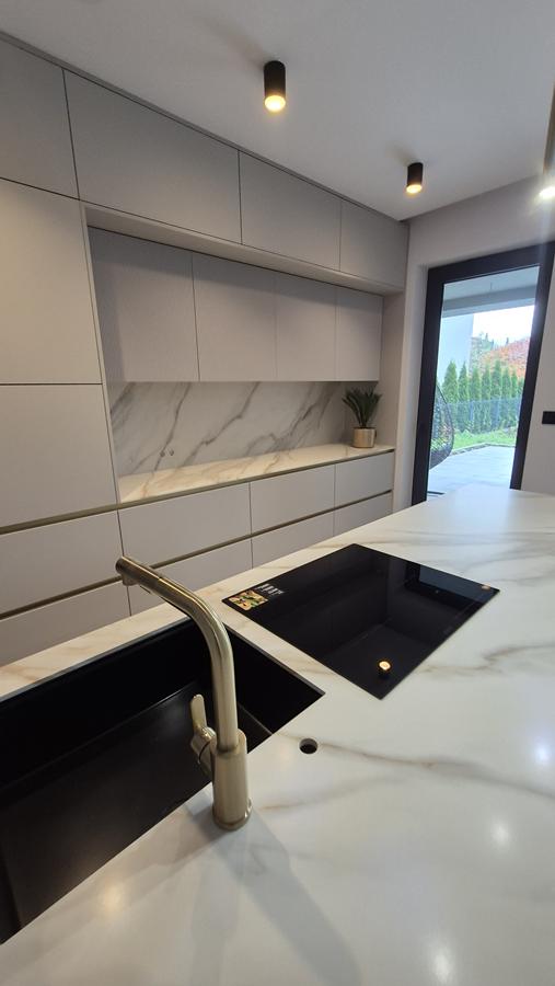 Spieki Kwarcowe By Stone 12 Spieki kwarcowe – nowoczesne blaty kuchenne, które łączą design, trwałość i funkcjonalność Spieki Kwarcowe By Stone 12 Spieki kwarcowe – nowoczesne blaty kuchenne, które łączą design, trwałość i funkcjonalność