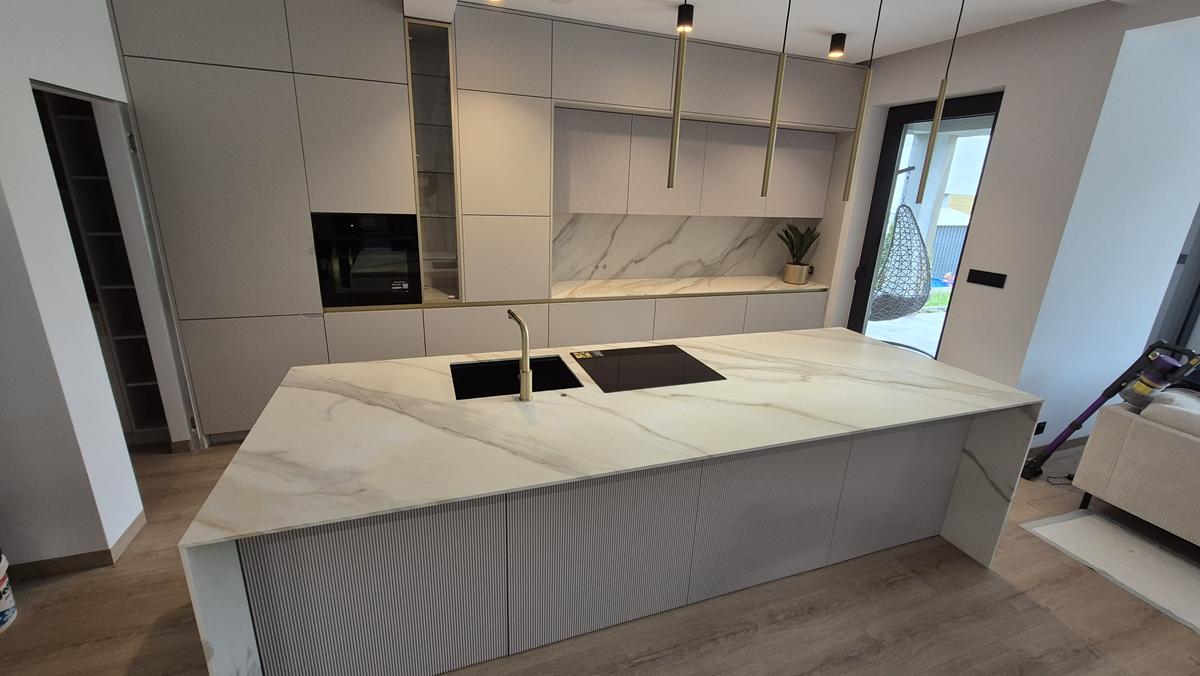 Spieki Kwarcowe By Stone 13 Spieki kwarcowe – nowoczesne blaty kuchenne, które łączą design, trwałość i funkcjonalność Spieki Kwarcowe By Stone 13 Spieki kwarcowe – nowoczesne blaty kuchenne, które łączą design, trwałość i funkcjonalność