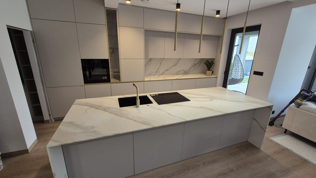 Spieki Kwarcowe By Stone 14 Spieki kwarcowe – nowoczesne blaty kuchenne, które łączą design, trwałość i funkcjonalność Spieki Kwarcowe By Stone 14 Spieki kwarcowe – nowoczesne blaty kuchenne, które łączą design, trwałość i funkcjonalność