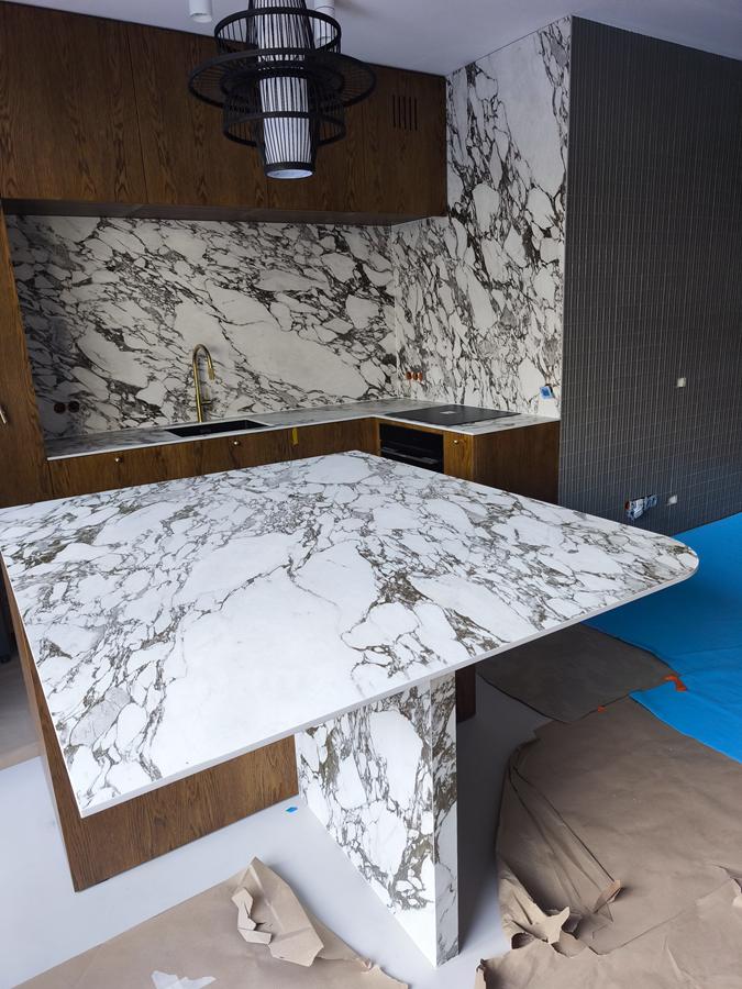 Spieki Kwarcowe By Stone 24 Spieki kwarcowe – nowoczesne blaty kuchenne, które łączą design, trwałość i funkcjonalność Spieki Kwarcowe By Stone 24 Spieki kwarcowe – nowoczesne blaty kuchenne, które łączą design, trwałość i funkcjonalność