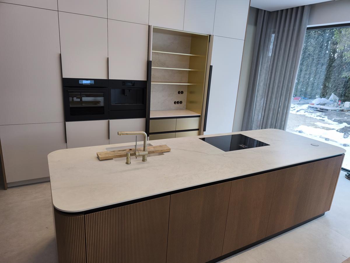 Spieki Kwarcowe By Stone 25 Spieki kwarcowe – nowoczesne blaty kuchenne, które łączą design, trwałość i funkcjonalność Spieki Kwarcowe By Stone 25 Spieki kwarcowe – nowoczesne blaty kuchenne, które łączą design, trwałość i funkcjonalność
