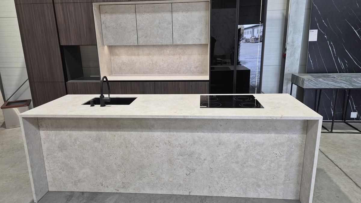 Spieki Kwarcowe By Stone 3 Spieki kwarcowe – nowoczesne blaty kuchenne, które łączą design, trwałość i funkcjonalność Spieki Kwarcowe By Stone 3 Spieki kwarcowe – nowoczesne blaty kuchenne, które łączą design, trwałość i funkcjonalność