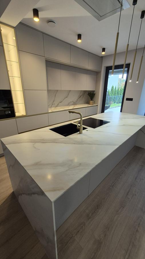 Spieki Kwarcowe By Stone 8 Spieki kwarcowe – nowoczesne blaty kuchenne, które łączą design, trwałość i funkcjonalność Spieki Kwarcowe By Stone 8 Spieki kwarcowe – nowoczesne blaty kuchenne, które łączą design, trwałość i funkcjonalność